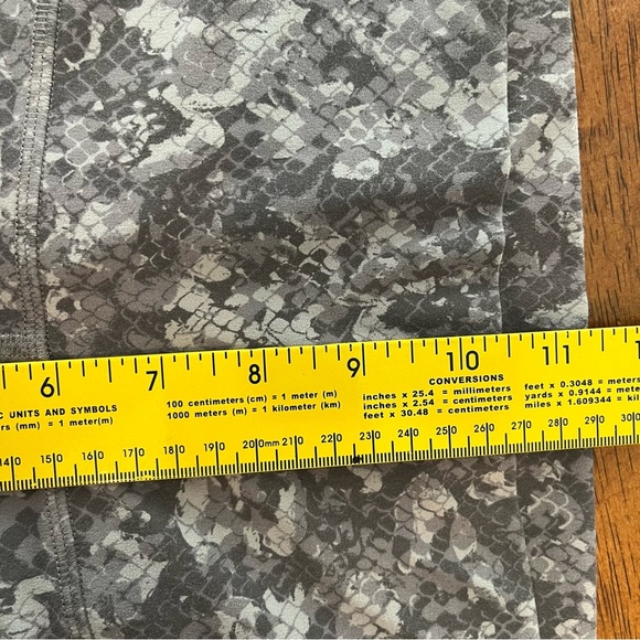 Lululemon Align High-Rise Pant 25" Hideaway
Camo Lunar Rock Multi size 10 - Picture 4 of 7